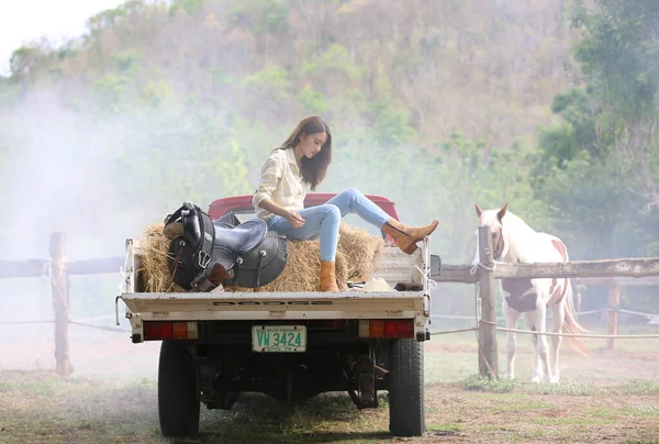 Портрет Женщины Сидящей Грузовике Ферме Лошадью Поле — стоковое фото
