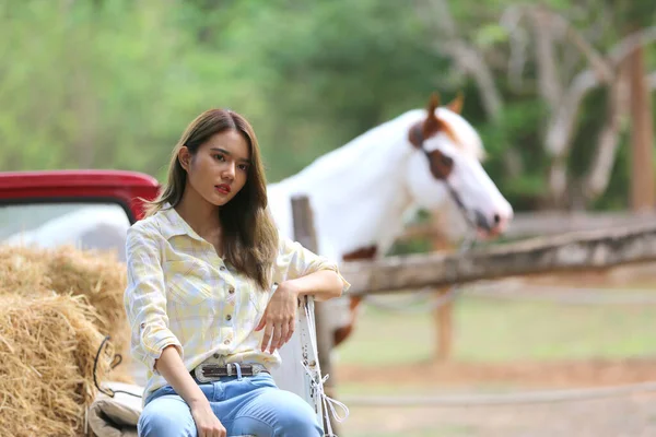 Una Donna Con Vestito Cowgirl Piedi Con Cavallo Allevamento Bestiame — Foto Stock