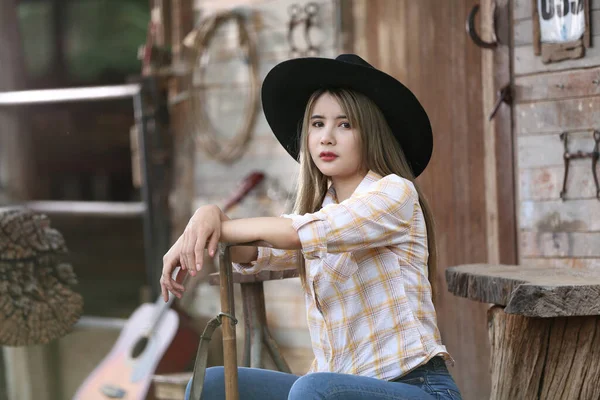 Hermosas Mujeres Jóvenes Sentadas Campo Natural Entorno Rural — Foto de Stock