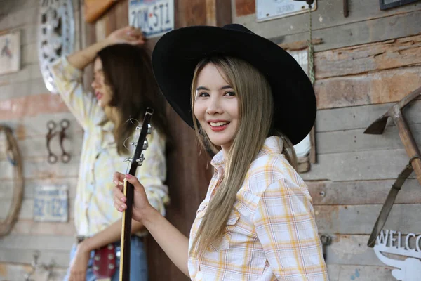 Una Donna Con Vestito Cowgirl Piedi Con Cavallo Allevamento Bestiame — Foto Stock