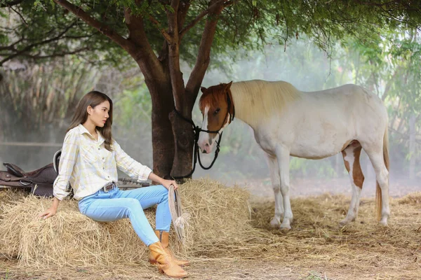 Woman Cowgirl Outfit Standing Horse Cattle Farm — Stock Photo, Image