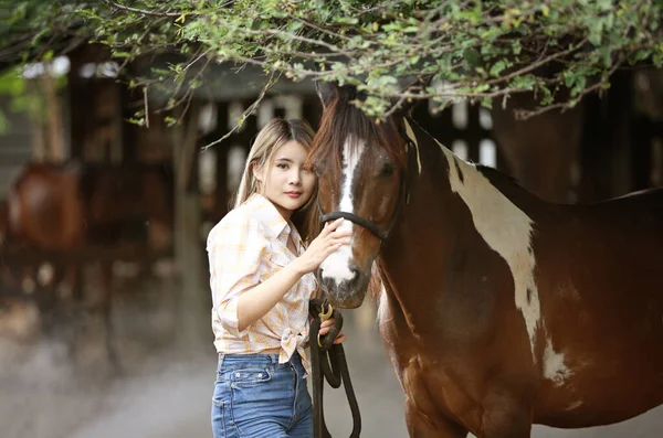 Uma Mulher Vestida Vaqueira Com Cavalo Uma Fazenda Gado — Fotografia de Stock