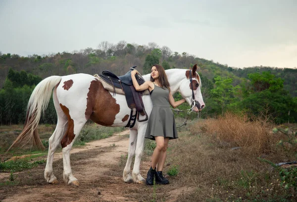 Mulher Com Cavalo Campo — Fotografia de Stock