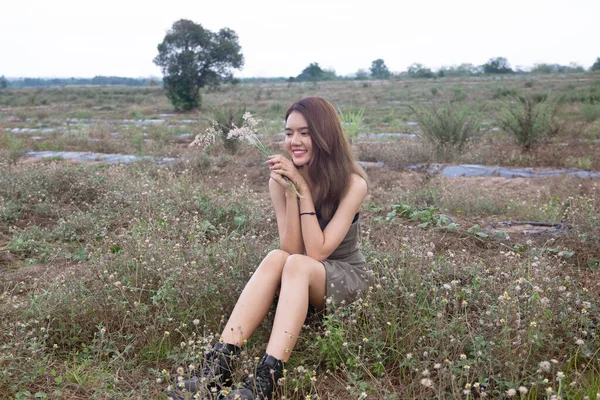 Beautiful Young Women Sitting Natural Field Rural Background — Stock Photo, Image