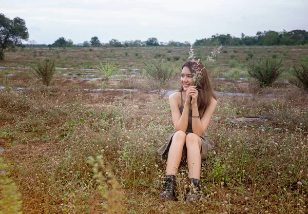 Hermosas Mujeres Jóvenes Sentadas Campo Natural Entorno Rural — Foto de Stock