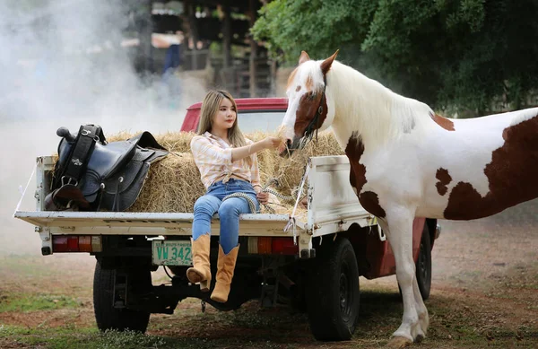 Uma Mulher Vestida Vaqueira Com Cavalo Uma Fazenda Gado — Fotografia de Stock