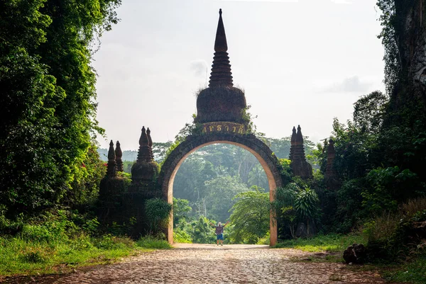 Krajobraz Parku Dharmy Khao Nai Luang Lub Łuku Phutthawadee Pomarańczowymi — Zdjęcie stockowe