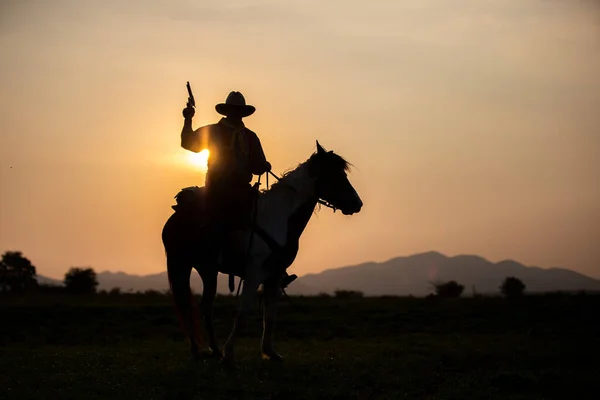 Cowboy Hästryggen Mot Vacker Solnedgång Cowboy Och Häst Gryningen Berg — Stockfoto