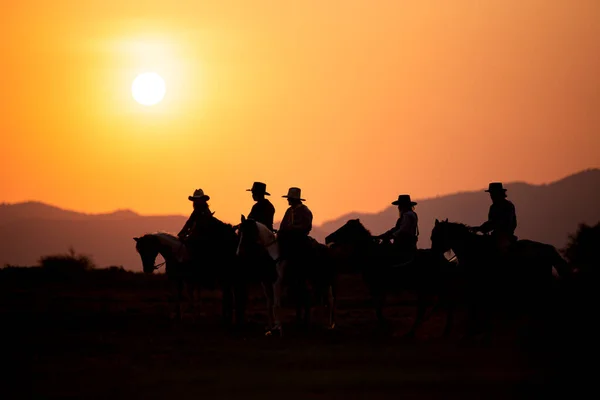 Kovboy Sırtında Güzel Bir Günbatımına Karşı Kovboy Ilk Işıkta Dağ — Stok fotoğraf