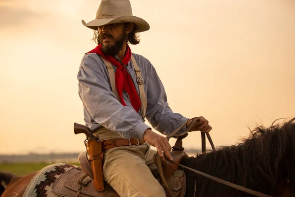 Koboi Menunggang Kuda Melawan Matahari Terbenam Yang Indah Koboi Dan — Stok Foto