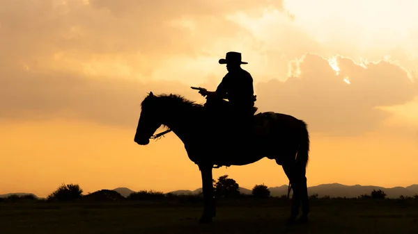 Cowboy Hästryggen Mot Vacker Solnedgång Cowboy Och Häst Gryningen Berg — Stockfoto