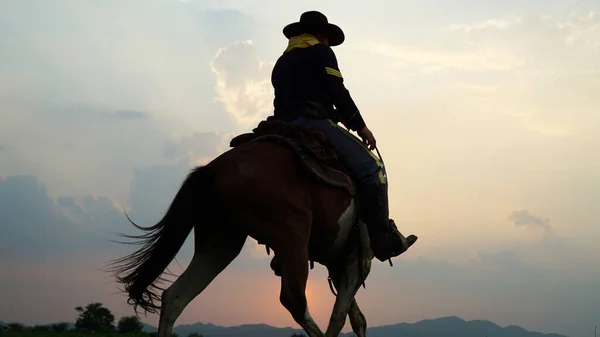 Kowboj Koniu Przed Pięknym Zachodem Słońca Kowboj Koń Świcie Góry — Zdjęcie stockowe