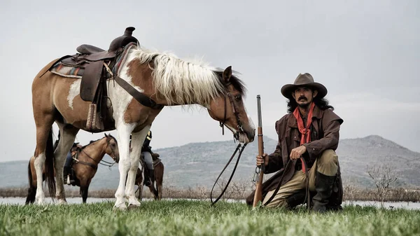 Cowboy Hästryggen Mot Vacker Solnedgång Cowboy Och Häst Gryningen Berg — Stockfoto