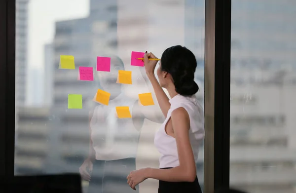 Business Woman Write Notes Paper Attached Window Glass — Stock Photo, Image