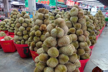 Talad Thai meyve pazarında Durian dolu bir sepet.