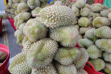 Talad Thai meyve pazarında Durian dolu bir sepet.