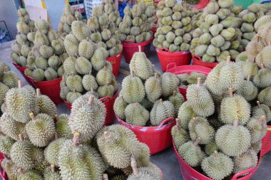 Talad Thai meyve pazarında Durian dolu bir sepet.