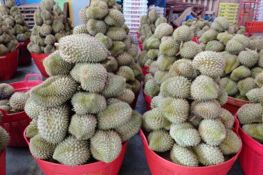 Talad Thai meyve pazarında Durian dolu bir sepet.