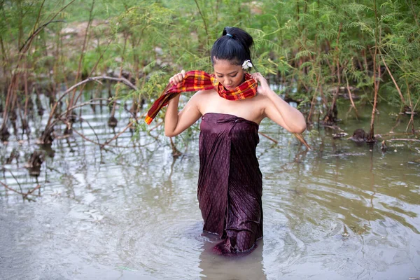 Mujeres Asiáticas Jóvenes Rurales Bañándose Río Retrato Una Hermosa Mujer — Foto de Stock