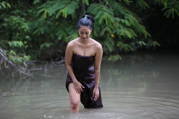 Mujeres Asiáticas Jóvenes Rurales Bañándose Río Retrato Una Hermosa Mujer — Foto de Stock