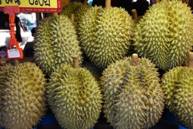 Talad Thai meyve pazarında Durian dolu bir sepet.