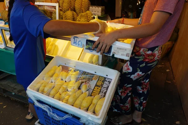 Durian Meyvesi Pazarda Satışta Sarı Durian Ambalajda Tayland Mevsimlik Meyvesi — Stok fotoğraf