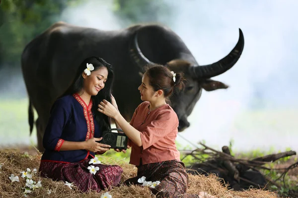 Dwie Azjatki Tradycyjnym Tajskim Stylu Esan Kultury Siedzi Polu Słuchając — Zdjęcie stockowe