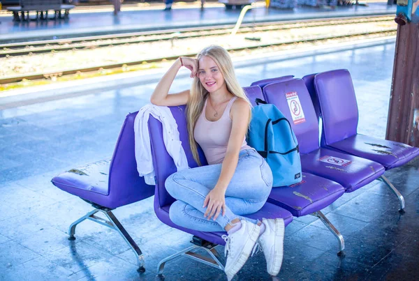 Giovane Donna Attesa Treno Epoca Rilassata Spensierata Binario Della Stazione — Foto Stock