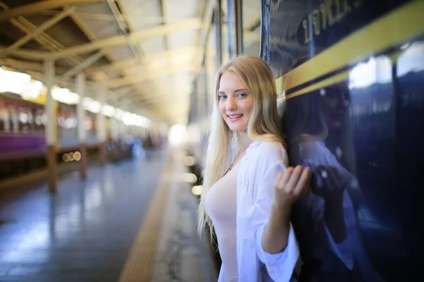 Mladá Žena Čeká Veteránském Vlaku Uvolněná Bezstarostná Nástupišti Stanice Bangkoku — Stock fotografie