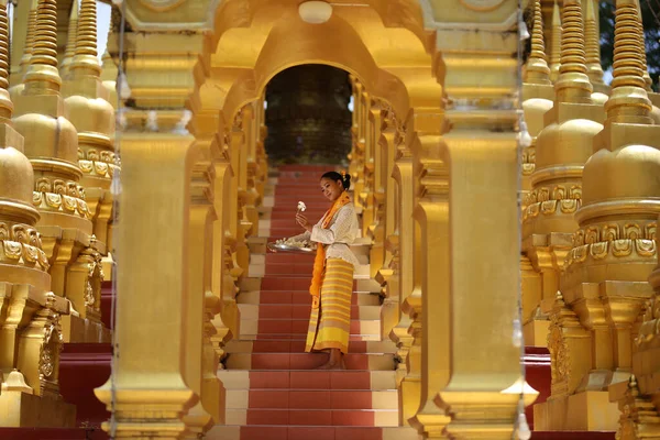 Myanmar Kadınları Bir Tapınakta Çiçek Tutuyorlar Burma Geleneksel Elbiseli Güneydoğu — Stok fotoğraf