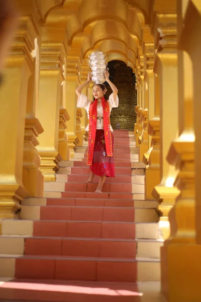 Myanmar Altın Pagoda Elinde Geleneksel Burmese Pilavı Olan Genç Bir — Stok fotoğraf