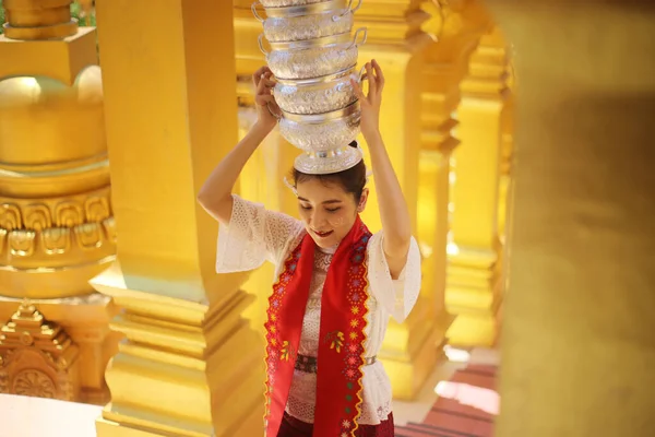 ミャンマーの美しい黄金の塔で手に米の伝統的なビルマの保持ボウルと若い女の子 — ストック写真