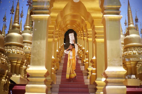 Myanmar Altın Pagoda Elinde Geleneksel Burmese Pilavı Olan Genç Bir — Stok fotoğraf