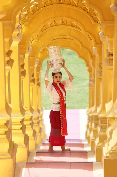 Myanmar Altın Pagoda Elinde Geleneksel Burmese Pilavı Olan Genç Bir — Stok fotoğraf