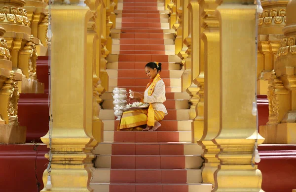 Myanmar Kadınları Bir Tapınakta Çiçek Tutuyorlar Burma Geleneksel Elbiseli Güneydoğu — Stok fotoğraf