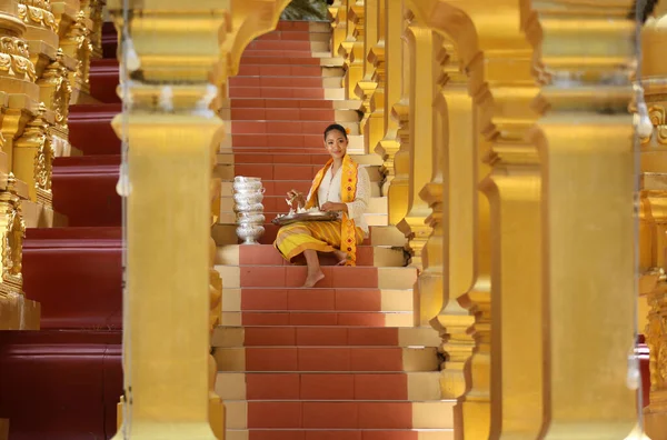 Myanmar Kobiety Trzymające Kwiaty Świątyni Południowo Wschodnia Azjatycka Młoda Dziewczyna — Zdjęcie stockowe