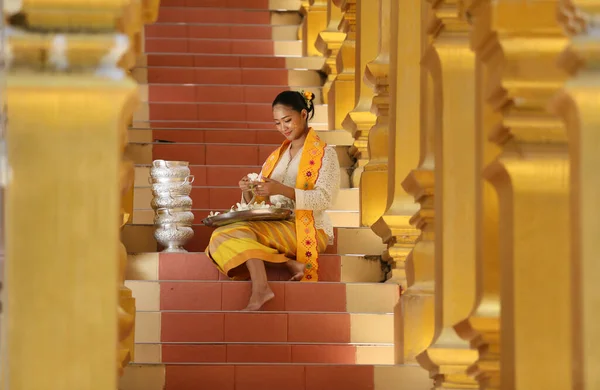 Myanmar Kadınları Bir Tapınakta Çiçek Tutuyorlar Burma Geleneksel Elbiseli Güneydoğu — Stok fotoğraf