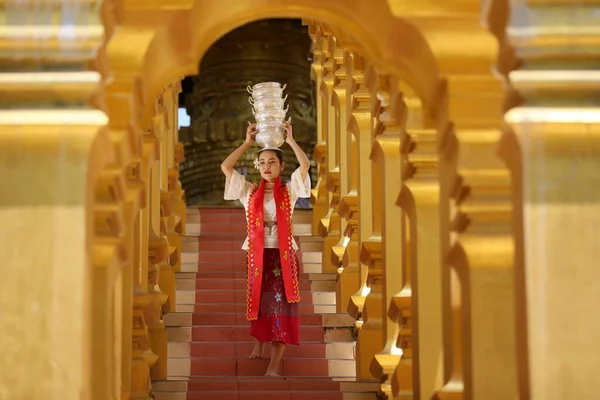 Menina Com Tradicional Birmanesa Segurando Tigela Arroz Mão Belo Pagode — Fotografia de Stock