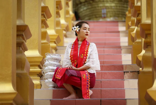 Chica Joven Con Tradicional Birmano Sosteniendo Tazón Arroz Mano Hermosa —  Fotos de Stock