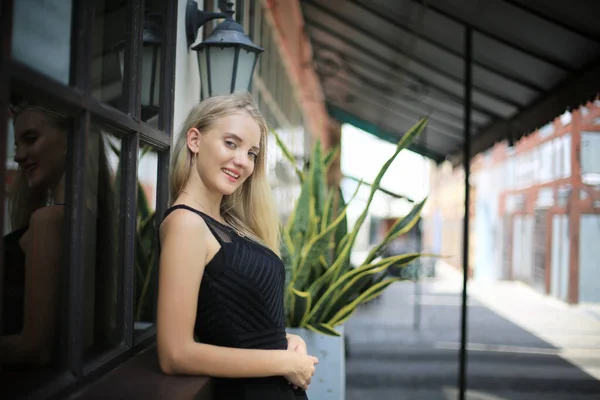 Portret Van Mooi Blond Haar Meisje Zwarte Jurk Als Mode — Stockfoto