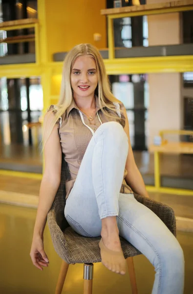 Porträtt Vacker Modeflicka Med Blont Hår Poserade Inomhus — Stockfoto