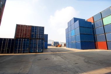 Lojistik Taşımacılık Endüstrisinin Kargo Kargo Gemi Tersanesi Depolama Bölümü. Yük İthalat / İhracat Dağıtım Deposu 'nun sıra konteynırları. Nakliye Lojistik Endüstrisi, nakliye limanındaki depoda konteyner kutusu..