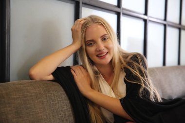 İş yerinde dizüstü bilgisayar kullanan gülümseyen bir kadın, izleyici çekmek ve içerik yaratmak isteyen küçük işletmeler için iş yerinde yeni pazarlama teknolojisi benimseyebilir. Serbest Çalışan Konsepti.