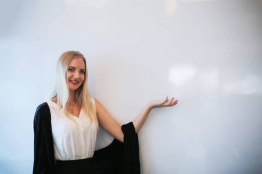 İş yerinde dizüstü bilgisayar kullanan gülümseyen bir kadın, izleyici çekmek ve içerik yaratmak isteyen küçük işletmeler için iş yerinde yeni pazarlama teknolojisi benimseyebilir. Serbest Çalışan Konsepti.