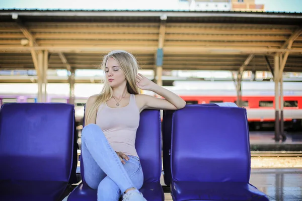 Jonge Vrouw Wachten Vintage Trein Ontspannen Zorgeloos Het Station Platform — Stockfoto