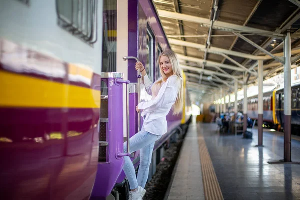 Ung Kvinna Väntar Vintage Tåg Avslappnad Och Bekymmerslös Stationen Plattform — Stockfoto