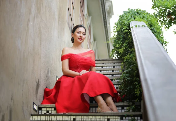 Jovem Mulher Asiática Belo Vestido Vermelho Olhando Para Câmera Com — Fotografia de Stock