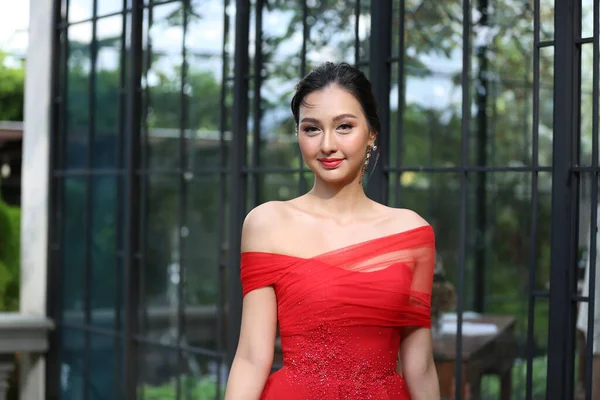 Joven Mujer Asiática Hermoso Vestido Rojo Mirando Cámara Con Sonrisa —  Fotos de Stock