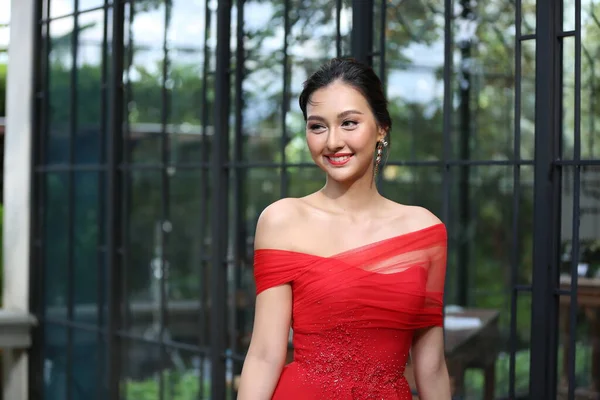 Młoda Azjatka Pięknej Czerwonej Sukience Patrząca Kamerę Uśmiechem Modelka Panna — Zdjęcie stockowe