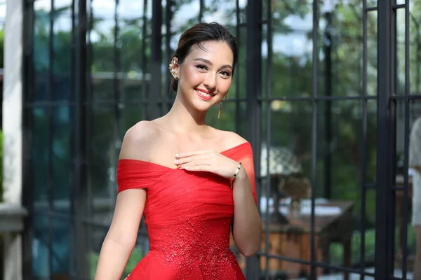 Młoda Azjatka Pięknej Czerwonej Sukience Patrząca Kamerę Uśmiechem Modelka Panna — Zdjęcie stockowe